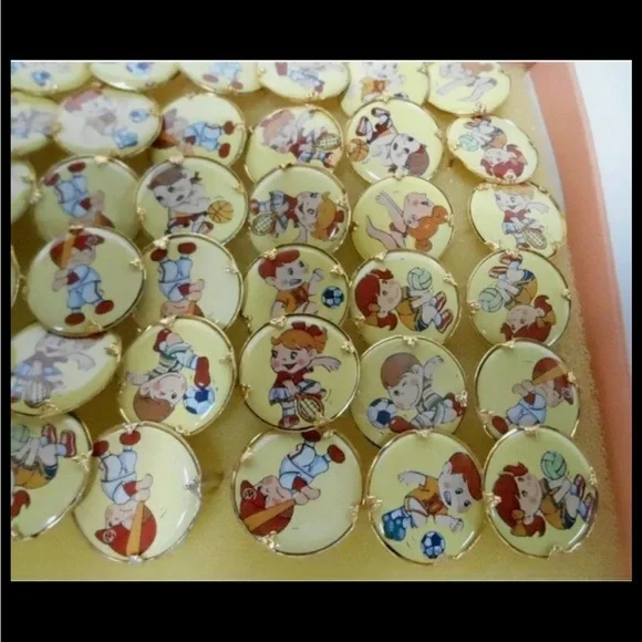 VINTAGE KIDS SPORTS RINGS WITH DISPLAY New 72pc lt1013a FASHION VINTAGE 1960/70s